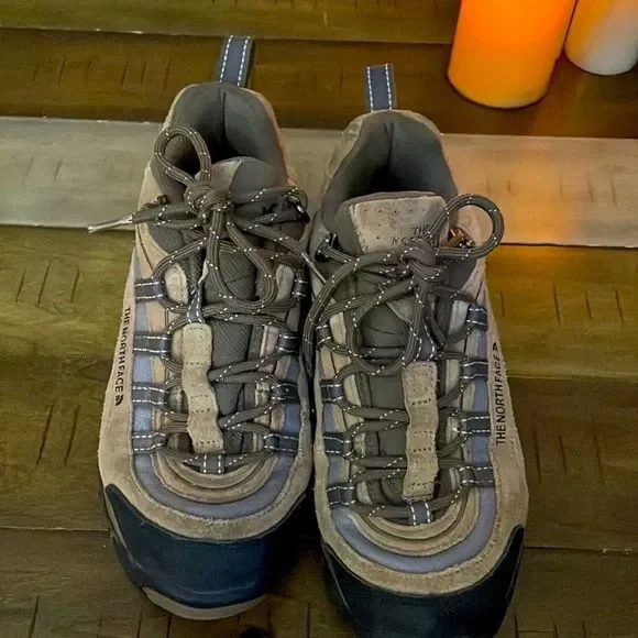 The Northface Sz 7.5 Tan lace up sneakers - Picture 3 of 7